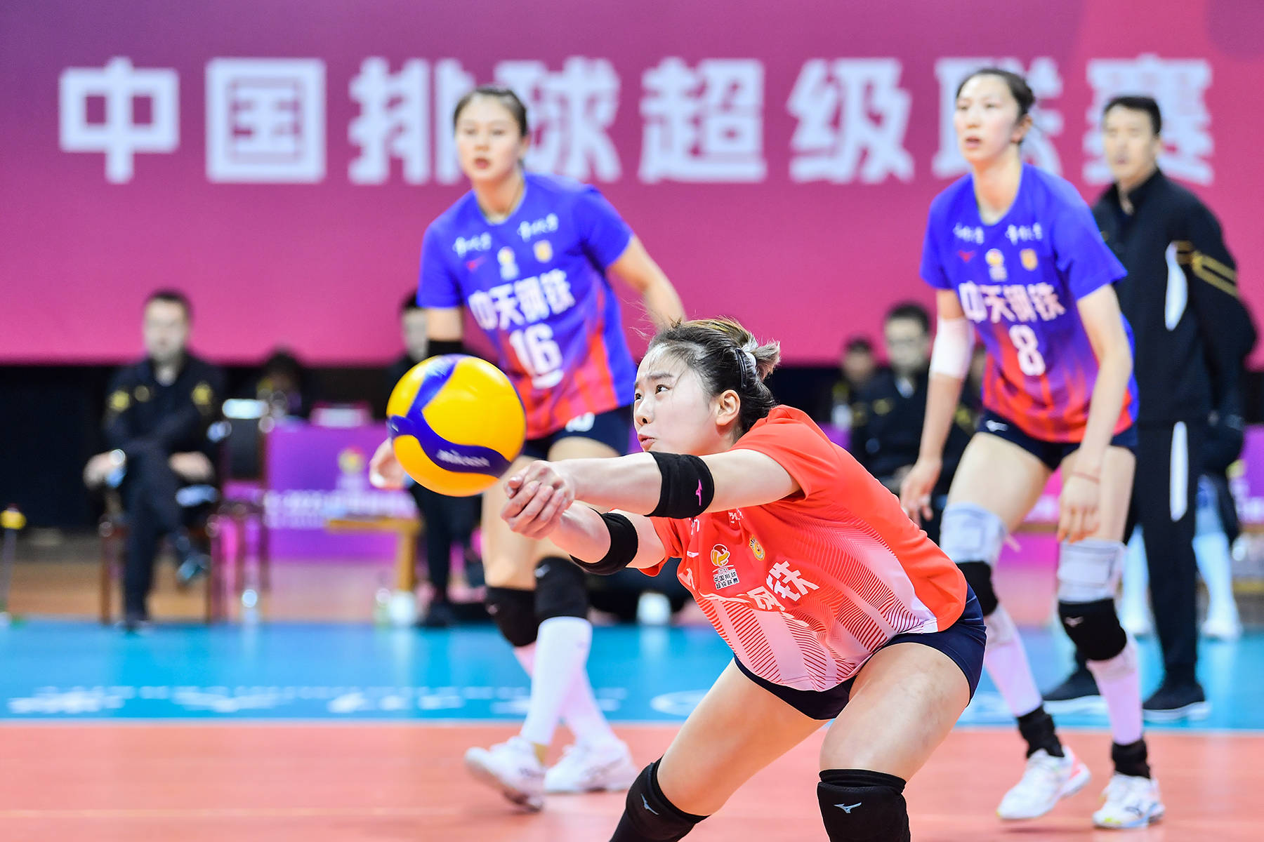 中国女排技术犯规送分，苏炳添主帅怒摔战术板！
